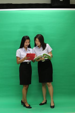 5. [20/08/60] ภาพถ่ายตัวแทนนายแบบและนางแบบนักศึกษาโปรแกรมวิชาการประถมศึกษา เพื่องานประชาสัมพันธ์โปรแกรมวิชาฯ ณ ห้องปฏิบัติการสตูดิโอ ชั้น 4 อาคารนวัตกรรมการศึกษา