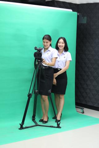 14. [20/08/60] ภาพถ่ายตัวแทนนายแบบและนางแบบนักศึกษาโปรแกรมวิชาการประถมศึกษา เพื่องานประชาสัมพันธ์โปรแกรมวิชาฯ ณ ห้องปฏิบัติการสตูดิโอ ชั้น 4 อาคารนวัตกรรมการศึกษา