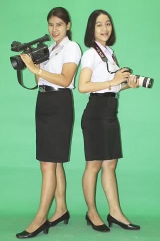 15. [20/08/60] ภาพถ่ายตัวแทนนายแบบและนางแบบนักศึกษาโปรแกรมวิชาการประถมศึกษา เพื่องานประชาสัมพันธ์โปรแกรมวิชาฯ ณ ห้องปฏิบัติการสตูดิโอ ชั้น 4 อาคารนวัตกรรมการศึกษา