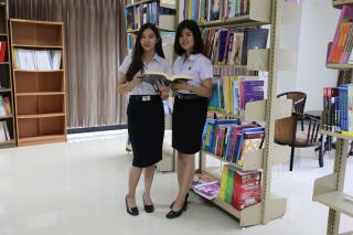 32. [20/08/60] ภาพถ่ายตัวแทนนายแบบและนางแบบนักศึกษาโปรแกรมวิชาการประถมศึกษา เพื่องานประชาสัมพันธ์โปรแกรมวิชาฯ ณ ห้องปฏิบัติการสตูดิโอ ชั้น 4 อาคารนวัตกรรมการศึกษา