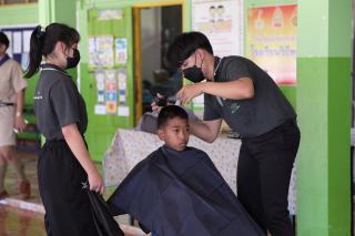 2. กิจกรรมการพัฒนาทักษะวิชาชีพครูในพื้นที่ห่างไกล (ช่างตัดผม) และการลงพื้นที่ฝึกตัดผมในโรงเรียนพื้นที่บริการของมหาวิทยาลัย