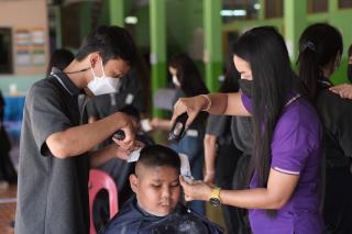 3. กิจกรรมการพัฒนาทักษะวิชาชีพครูในพื้นที่ห่างไกล (ช่างตัดผม) และการลงพื้นที่ฝึกตัดผมในโรงเรียนพื้นที่บริการของมหาวิทยาลัย