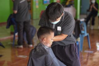 5. กิจกรรมการพัฒนาทักษะวิชาชีพครูในพื้นที่ห่างไกล (ช่างตัดผม) และการลงพื้นที่ฝึกตัดผมในโรงเรียนพื้นที่บริการของมหาวิทยาลัย