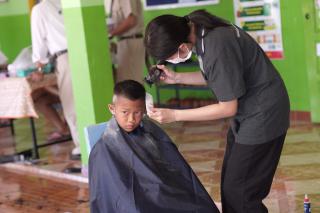 6. กิจกรรมการพัฒนาทักษะวิชาชีพครูในพื้นที่ห่างไกล (ช่างตัดผม) และการลงพื้นที่ฝึกตัดผมในโรงเรียนพื้นที่บริการของมหาวิทยาลัย