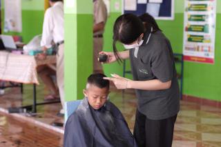 7. กิจกรรมการพัฒนาทักษะวิชาชีพครูในพื้นที่ห่างไกล (ช่างตัดผม) และการลงพื้นที่ฝึกตัดผมในโรงเรียนพื้นที่บริการของมหาวิทยาลัย