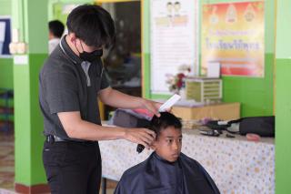 8. กิจกรรมการพัฒนาทักษะวิชาชีพครูในพื้นที่ห่างไกล (ช่างตัดผม) และการลงพื้นที่ฝึกตัดผมในโรงเรียนพื้นที่บริการของมหาวิทยาลัย