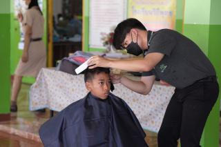 9. กิจกรรมการพัฒนาทักษะวิชาชีพครูในพื้นที่ห่างไกล (ช่างตัดผม) และการลงพื้นที่ฝึกตัดผมในโรงเรียนพื้นที่บริการของมหาวิทยาลัย