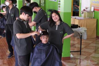 10. กิจกรรมการพัฒนาทักษะวิชาชีพครูในพื้นที่ห่างไกล (ช่างตัดผม) และการลงพื้นที่ฝึกตัดผมในโรงเรียนพื้นที่บริการของมหาวิทยาลัย