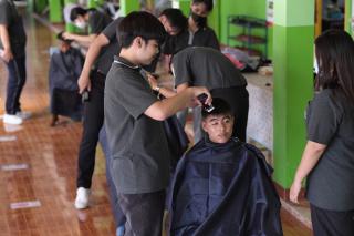11. กิจกรรมการพัฒนาทักษะวิชาชีพครูในพื้นที่ห่างไกล (ช่างตัดผม) และการลงพื้นที่ฝึกตัดผมในโรงเรียนพื้นที่บริการของมหาวิทยาลัย