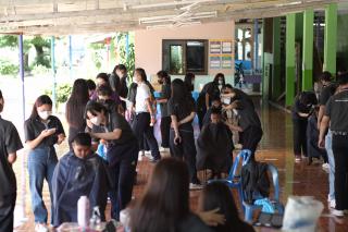 13. กิจกรรมการพัฒนาทักษะวิชาชีพครูในพื้นที่ห่างไกล (ช่างตัดผม) และการลงพื้นที่ฝึกตัดผมในโรงเรียนพื้นที่บริการของมหาวิทยาลัย