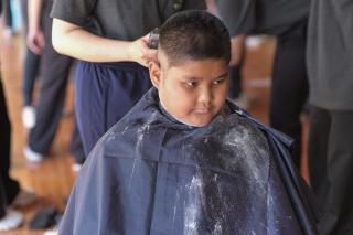 14. กิจกรรมการพัฒนาทักษะวิชาชีพครูในพื้นที่ห่างไกล (ช่างตัดผม) และการลงพื้นที่ฝึกตัดผมในโรงเรียนพื้นที่บริการของมหาวิทยาลัย