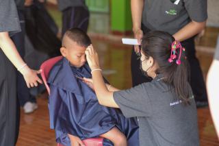 15. กิจกรรมการพัฒนาทักษะวิชาชีพครูในพื้นที่ห่างไกล (ช่างตัดผม) และการลงพื้นที่ฝึกตัดผมในโรงเรียนพื้นที่บริการของมหาวิทยาลัย