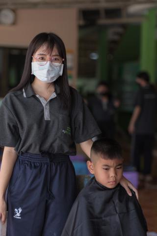 16. กิจกรรมการพัฒนาทักษะวิชาชีพครูในพื้นที่ห่างไกล (ช่างตัดผม) และการลงพื้นที่ฝึกตัดผมในโรงเรียนพื้นที่บริการของมหาวิทยาลัย