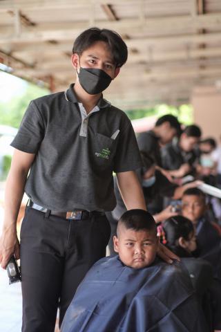 17. กิจกรรมการพัฒนาทักษะวิชาชีพครูในพื้นที่ห่างไกล (ช่างตัดผม) และการลงพื้นที่ฝึกตัดผมในโรงเรียนพื้นที่บริการของมหาวิทยาลัย