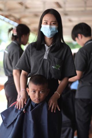 18. กิจกรรมการพัฒนาทักษะวิชาชีพครูในพื้นที่ห่างไกล (ช่างตัดผม) และการลงพื้นที่ฝึกตัดผมในโรงเรียนพื้นที่บริการของมหาวิทยาลัย