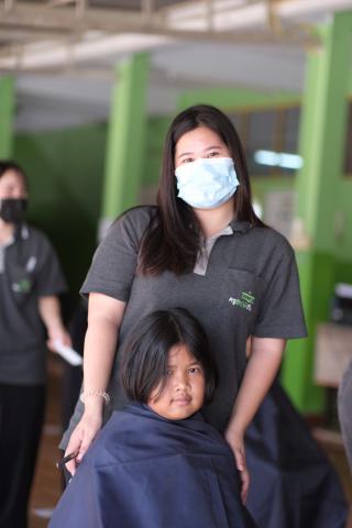 19. กิจกรรมการพัฒนาทักษะวิชาชีพครูในพื้นที่ห่างไกล (ช่างตัดผม) และการลงพื้นที่ฝึกตัดผมในโรงเรียนพื้นที่บริการของมหาวิทยาลัย