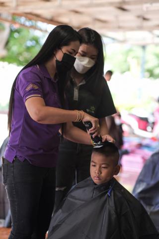 21. กิจกรรมการพัฒนาทักษะวิชาชีพครูในพื้นที่ห่างไกล (ช่างตัดผม) และการลงพื้นที่ฝึกตัดผมในโรงเรียนพื้นที่บริการของมหาวิทยาลัย