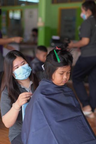 23. กิจกรรมการพัฒนาทักษะวิชาชีพครูในพื้นที่ห่างไกล (ช่างตัดผม) และการลงพื้นที่ฝึกตัดผมในโรงเรียนพื้นที่บริการของมหาวิทยาลัย