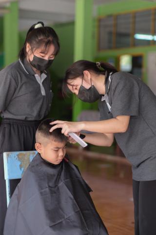 24. กิจกรรมการพัฒนาทักษะวิชาชีพครูในพื้นที่ห่างไกล (ช่างตัดผม) และการลงพื้นที่ฝึกตัดผมในโรงเรียนพื้นที่บริการของมหาวิทยาลัย