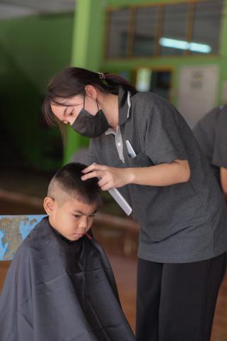 25. กิจกรรมการพัฒนาทักษะวิชาชีพครูในพื้นที่ห่างไกล (ช่างตัดผม) และการลงพื้นที่ฝึกตัดผมในโรงเรียนพื้นที่บริการของมหาวิทยาลัย