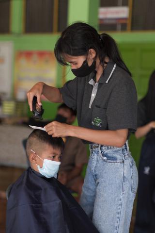 27. กิจกรรมการพัฒนาทักษะวิชาชีพครูในพื้นที่ห่างไกล (ช่างตัดผม) และการลงพื้นที่ฝึกตัดผมในโรงเรียนพื้นที่บริการของมหาวิทยาลัย