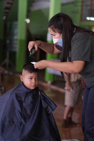 28. กิจกรรมการพัฒนาทักษะวิชาชีพครูในพื้นที่ห่างไกล (ช่างตัดผม) และการลงพื้นที่ฝึกตัดผมในโรงเรียนพื้นที่บริการของมหาวิทยาลัย