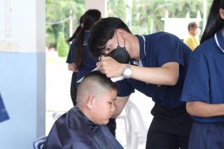 30. กิจกรรมการพัฒนาทักษะวิชาชีพครูในพื้นที่ห่างไกล (ช่างตัดผม) และการลงพื้นที่ฝึกตัดผมในโรงเรียนพื้นที่บริการของมหาวิทยาลัย