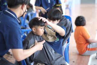 31. กิจกรรมการพัฒนาทักษะวิชาชีพครูในพื้นที่ห่างไกล (ช่างตัดผม) และการลงพื้นที่ฝึกตัดผมในโรงเรียนพื้นที่บริการของมหาวิทยาลัย