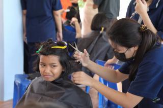 35. กิจกรรมการพัฒนาทักษะวิชาชีพครูในพื้นที่ห่างไกล (ช่างตัดผม) และการลงพื้นที่ฝึกตัดผมในโรงเรียนพื้นที่บริการของมหาวิทยาลัย