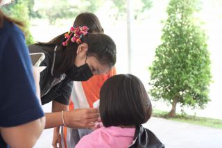 36. กิจกรรมการพัฒนาทักษะวิชาชีพครูในพื้นที่ห่างไกล (ช่างตัดผม) และการลงพื้นที่ฝึกตัดผมในโรงเรียนพื้นที่บริการของมหาวิทยาลัย