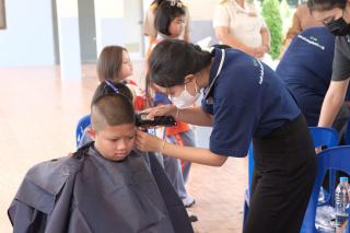 37. กิจกรรมการพัฒนาทักษะวิชาชีพครูในพื้นที่ห่างไกล (ช่างตัดผม) และการลงพื้นที่ฝึกตัดผมในโรงเรียนพื้นที่บริการของมหาวิทยาลัย