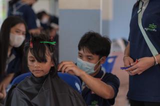39. กิจกรรมการพัฒนาทักษะวิชาชีพครูในพื้นที่ห่างไกล (ช่างตัดผม) และการลงพื้นที่ฝึกตัดผมในโรงเรียนพื้นที่บริการของมหาวิทยาลัย