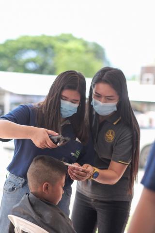 41. กิจกรรมการพัฒนาทักษะวิชาชีพครูในพื้นที่ห่างไกล (ช่างตัดผม) และการลงพื้นที่ฝึกตัดผมในโรงเรียนพื้นที่บริการของมหาวิทยาลัย