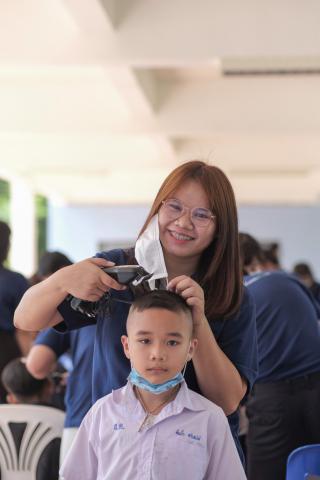 42. กิจกรรมการพัฒนาทักษะวิชาชีพครูในพื้นที่ห่างไกล (ช่างตัดผม) และการลงพื้นที่ฝึกตัดผมในโรงเรียนพื้นที่บริการของมหาวิทยาลัย