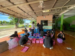 43. กิจกรรมการพัฒนาทักษะวิชาชีพครูในพื้นที่ห่างไกล (ช่างตัดผม) และการลงพื้นที่ฝึกตัดผมในโรงเรียนพื้นที่บริการของมหาวิทยาลัย