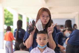 44. กิจกรรมการพัฒนาทักษะวิชาชีพครูในพื้นที่ห่างไกล (ช่างตัดผม) และการลงพื้นที่ฝึกตัดผมในโรงเรียนพื้นที่บริการของมหาวิทยาลัย