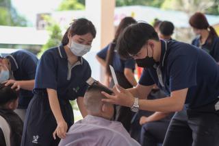 45. กิจกรรมการพัฒนาทักษะวิชาชีพครูในพื้นที่ห่างไกล (ช่างตัดผม) และการลงพื้นที่ฝึกตัดผมในโรงเรียนพื้นที่บริการของมหาวิทยาลัย