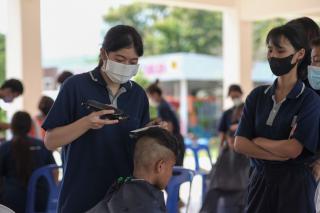 46. กิจกรรมการพัฒนาทักษะวิชาชีพครูในพื้นที่ห่างไกล (ช่างตัดผม) และการลงพื้นที่ฝึกตัดผมในโรงเรียนพื้นที่บริการของมหาวิทยาลัย