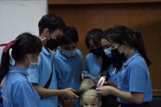 52. กิจกรรมการพัฒนาทักษะวิชาชีพครูในพื้นที่ห่างไกล (ช่างตัดผม) และการลงพื้นที่ฝึกตัดผมในโรงเรียนพื้นที่บริการของมหาวิทยาลัย