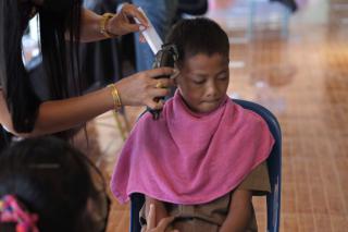 57. กิจกรรมการพัฒนาทักษะวิชาชีพครูในพื้นที่ห่างไกล (ช่างตัดผม) และการลงพื้นที่ฝึกตัดผมในโรงเรียนพื้นที่บริการของมหาวิทยาลัย