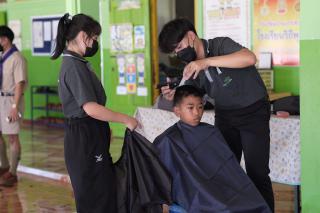 58. กิจกรรมการพัฒนาทักษะวิชาชีพครูในพื้นที่ห่างไกล (ช่างตัดผม) และการลงพื้นที่ฝึกตัดผมในโรงเรียนพื้นที่บริการของมหาวิทยาลัย