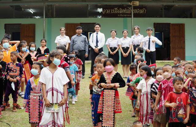 1. 28.06.66 | ร่วมต้อนรับองคมนตรี พลเอก กัมปนาท รุดดิษฐ์ รองผู้อำนวยการสุมิตรา กลิ่นบุปผา (ครูเอ๋) คณะครู และกรรมการตรวจเยี่ยมโรงเรียนในโครงการกองทุนการศึกษา