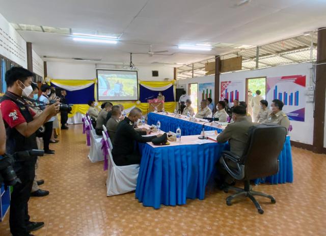 2. 28.06.66 | ร่วมต้อนรับองคมนตรี พลเอก กัมปนาท รุดดิษฐ์ รองผู้อำนวยการสุมิตรา กลิ่นบุปผา (ครูเอ๋) คณะครู และกรรมการตรวจเยี่ยมโรงเรียนในโครงการกองทุนการศึกษา