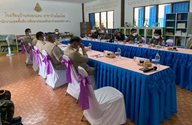 3. 28.06.66 | ร่วมต้อนรับองคมนตรี พลเอก กัมปนาท รุดดิษฐ์ รองผู้อำนวยการสุมิตรา กลิ่นบุปผา (ครูเอ๋) คณะครู และกรรมการตรวจเยี่ยมโรงเรียนในโครงการกองทุนการศึกษา